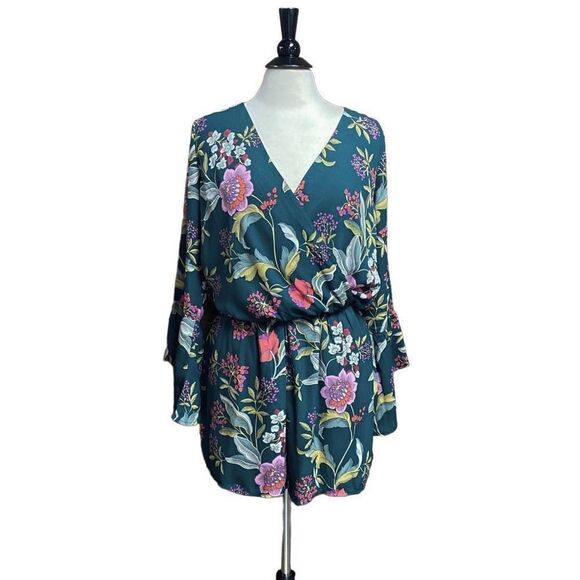 Charlotte Russe Green Floral Bell Sleeve Romper Size Large New - Picture 2 of 9